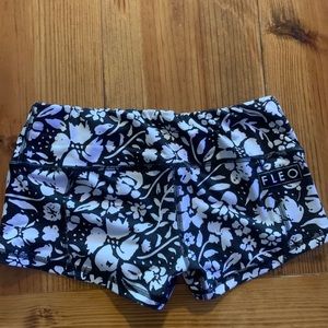 Fleo LRC black & white flowers